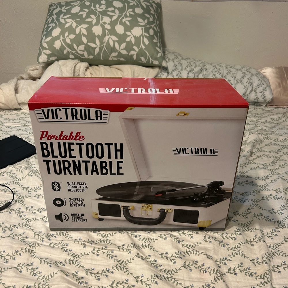 White Portable Bluetooth Turntable